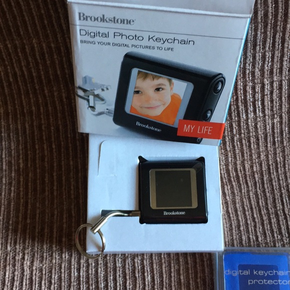 Brookstone Digital Photo Keychain AND Protector - Picture 6 of 9